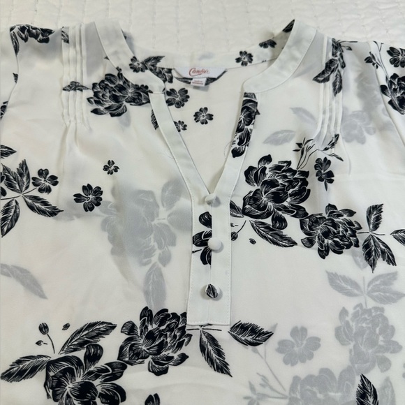 Candie's Casual Monochrome Floral Sleeveless Blouse - Picture 11 of 11
